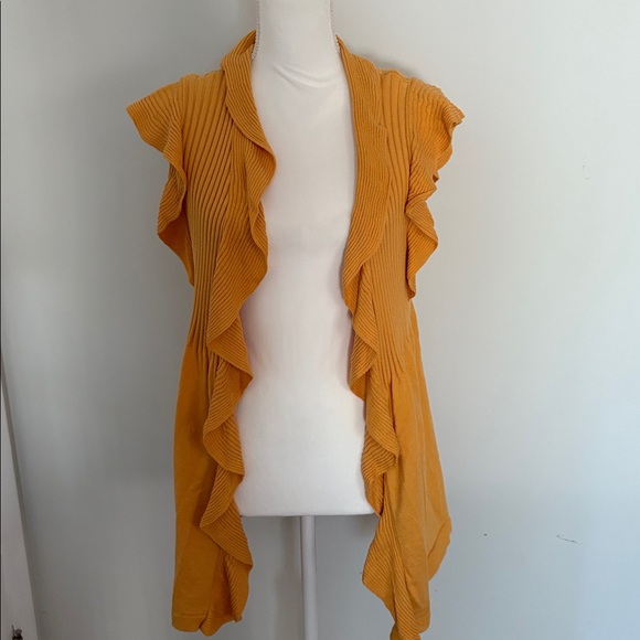 Tracy M Mustard Ribbed Ruffle Front Sleeveless Top Small - Picture 1 of 6